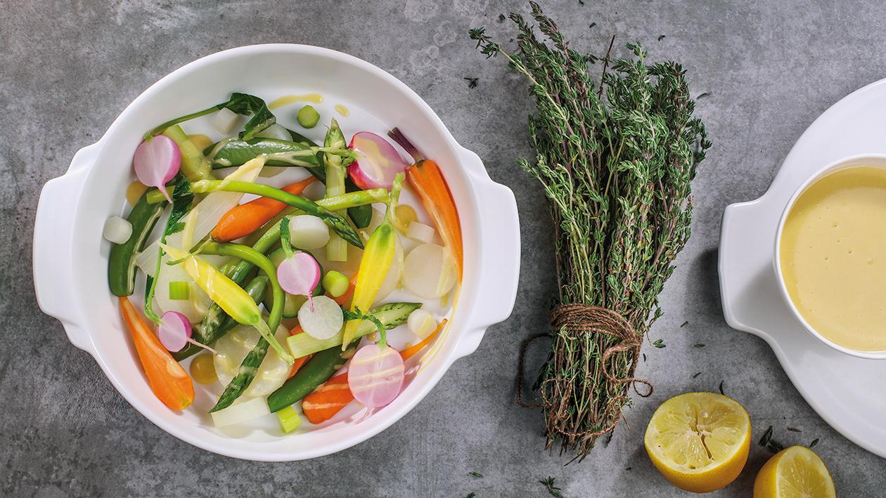 Sałatka ze świeżych sezonowych warzyw z cytrynowym vinaigrette Sałatka ze świeżych sezonowych warzyw z cytrynowym vinaigrette