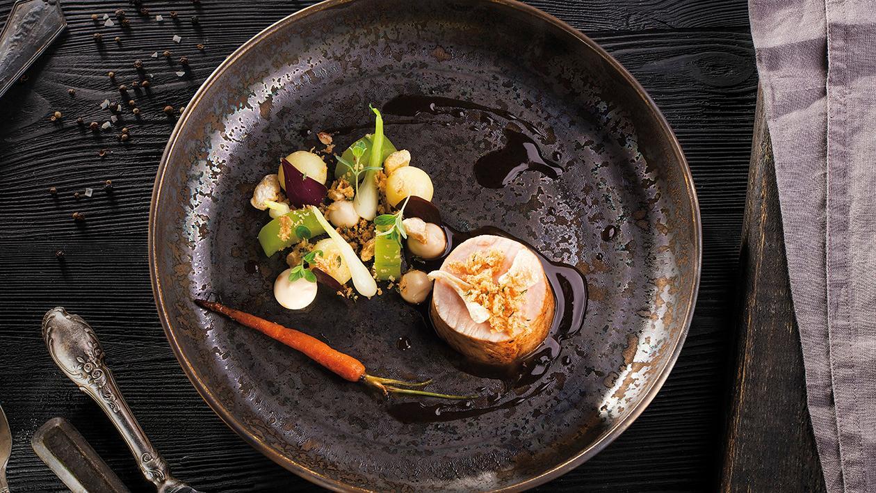 Schab z demi-glace warzywnym i sałatką ziemniaczaną z ogórkiem Schab z demi-glace warzywnym i sałatką ziemniaczaną z ogórkiem