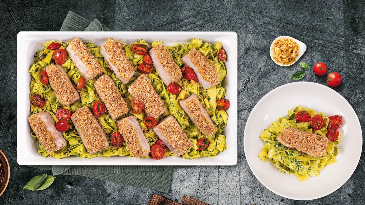 Schab z kruszonką z boczku i cebuli na zielonym pappardelle z pesto z rukoli i bazylii Schab z kruszonką z boczku i cebuli na zielonym pappardelle z pesto z rukoli i bazylii