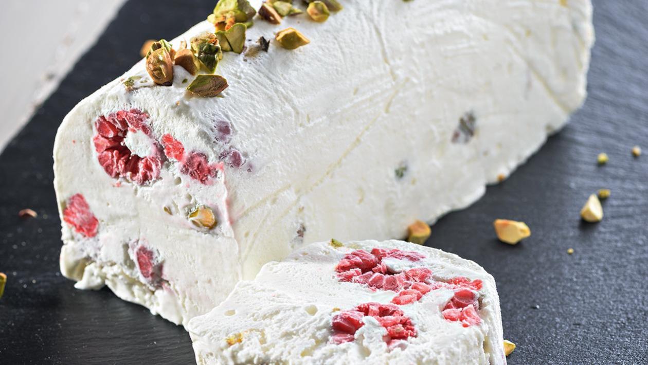 Semifreddo waniliowe z dodatkiem malin i pistacji Semifreddo waniliowe z dodatkiem malin i pistacji