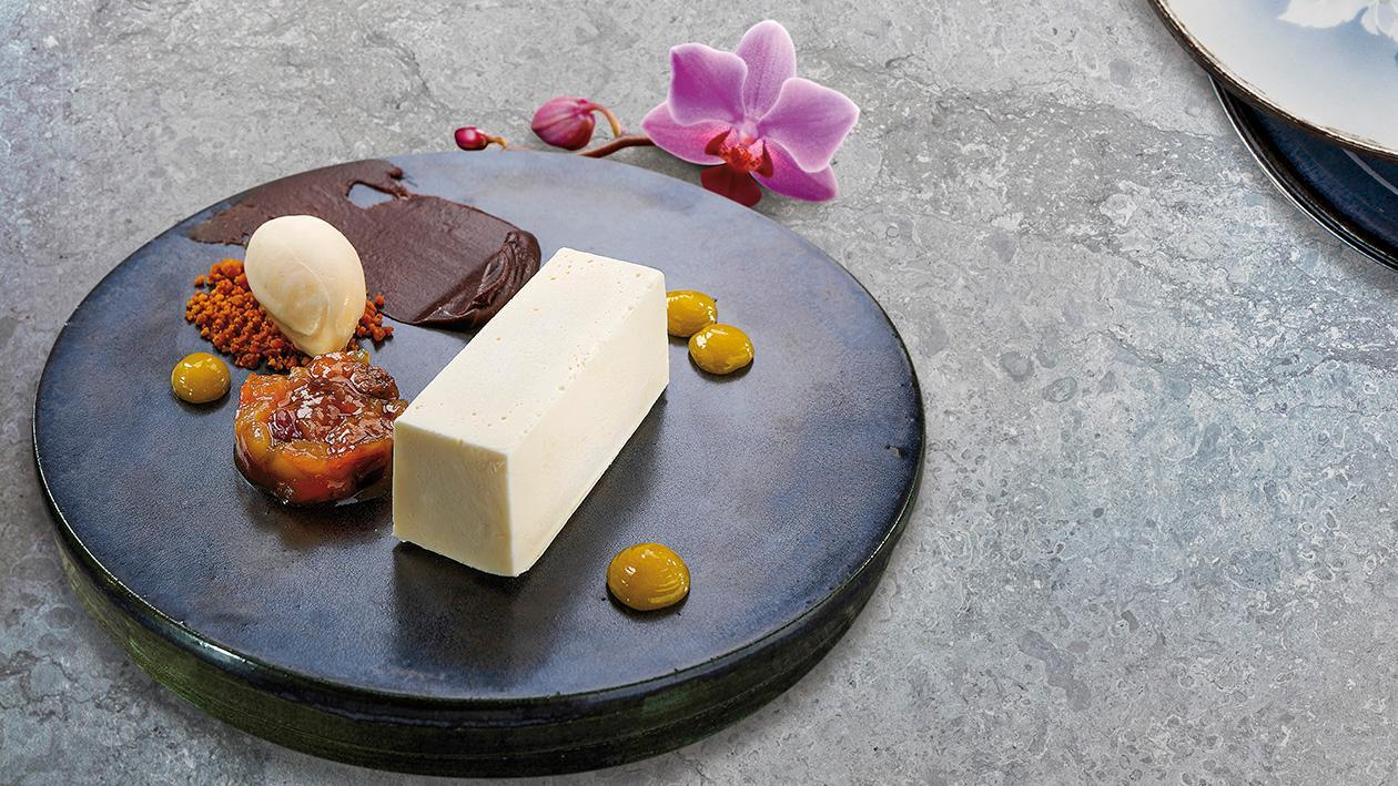Sernik podany z konfiturą, ganache i lodami chałwowymi Sernik podany z konfiturą, ganache i lodami chałwowymi