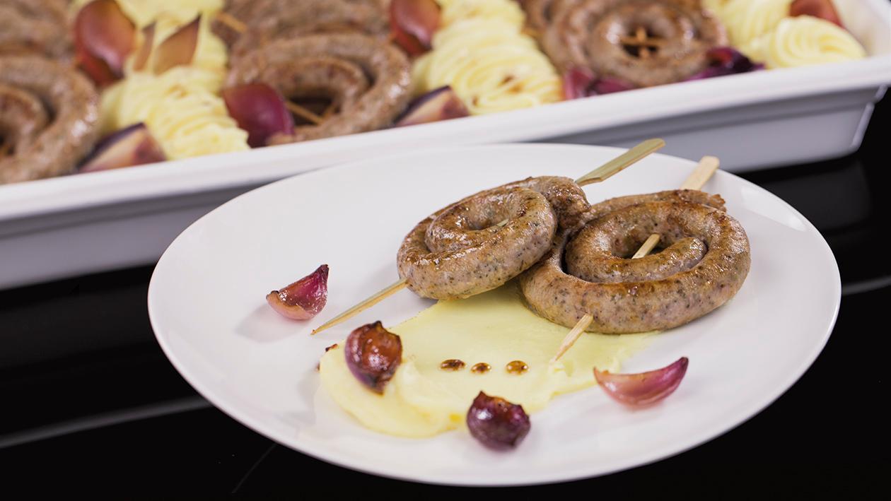 Smażone kiełbaski z puree ziemniaczanym i czerwoną cebulą Smażone kiełbaski z puree ziemniaczanym i czerwoną cebulą