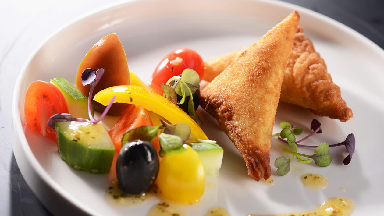 Spanakopita z sałatką grecką Spanakopita z sałatką grecką