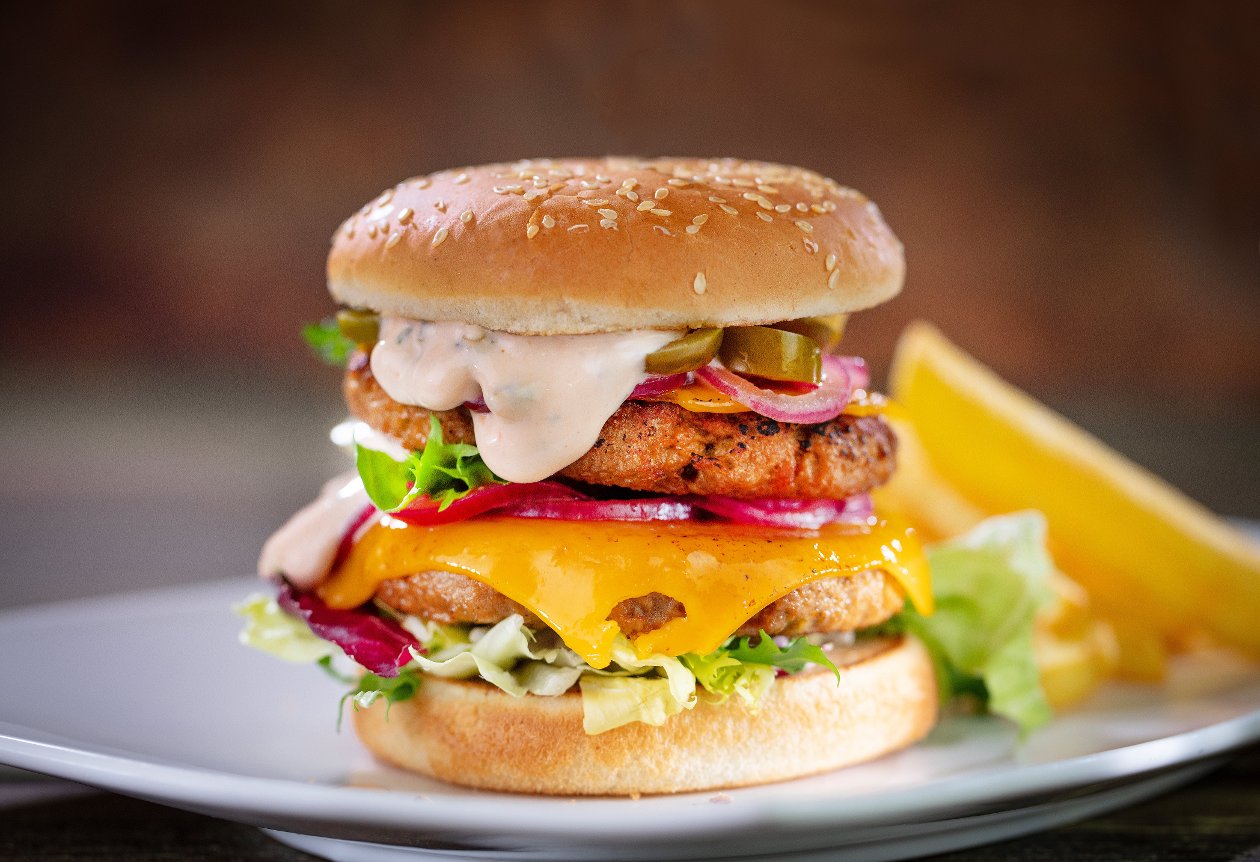 Spicy burger z jalapeno i marynowaną cebulą Spicy burger z jalapeno i marynowaną cebulą