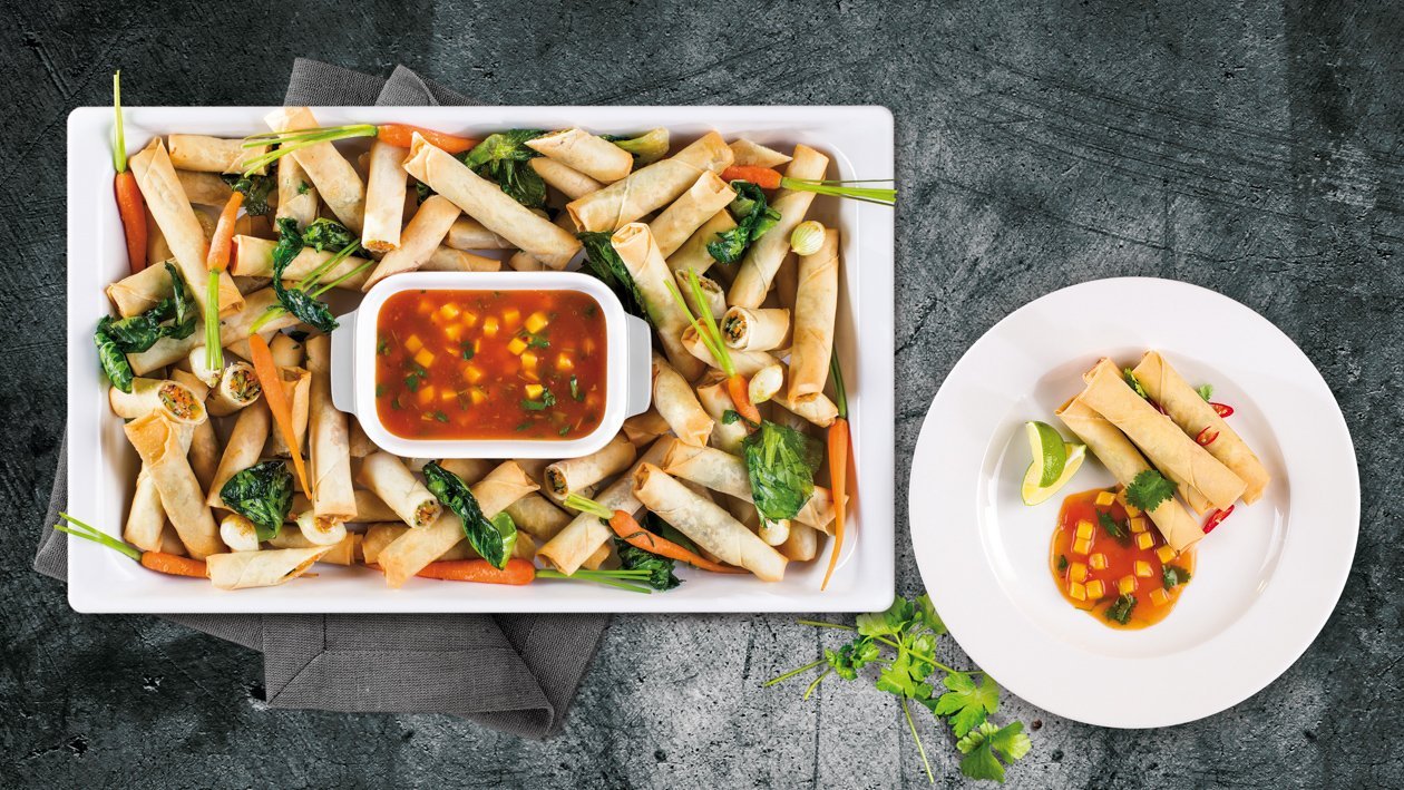 Spring rolls z warzywami w pikantnym sosie z mango Spring rolls z warzywami w pikantnym sosie z mango