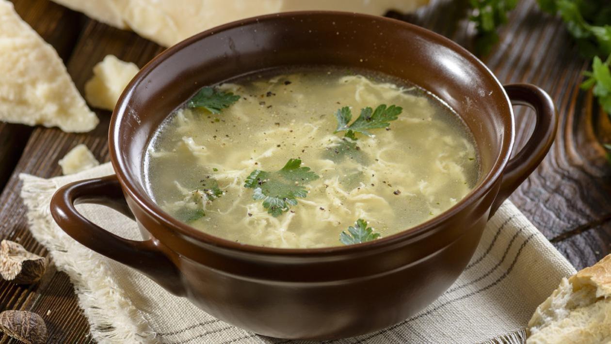 Straciatella - zupa z jajecznymi kluseczkami i parmezanem Straciatella - zupa z jajecznymi kluseczkami i parmezanem