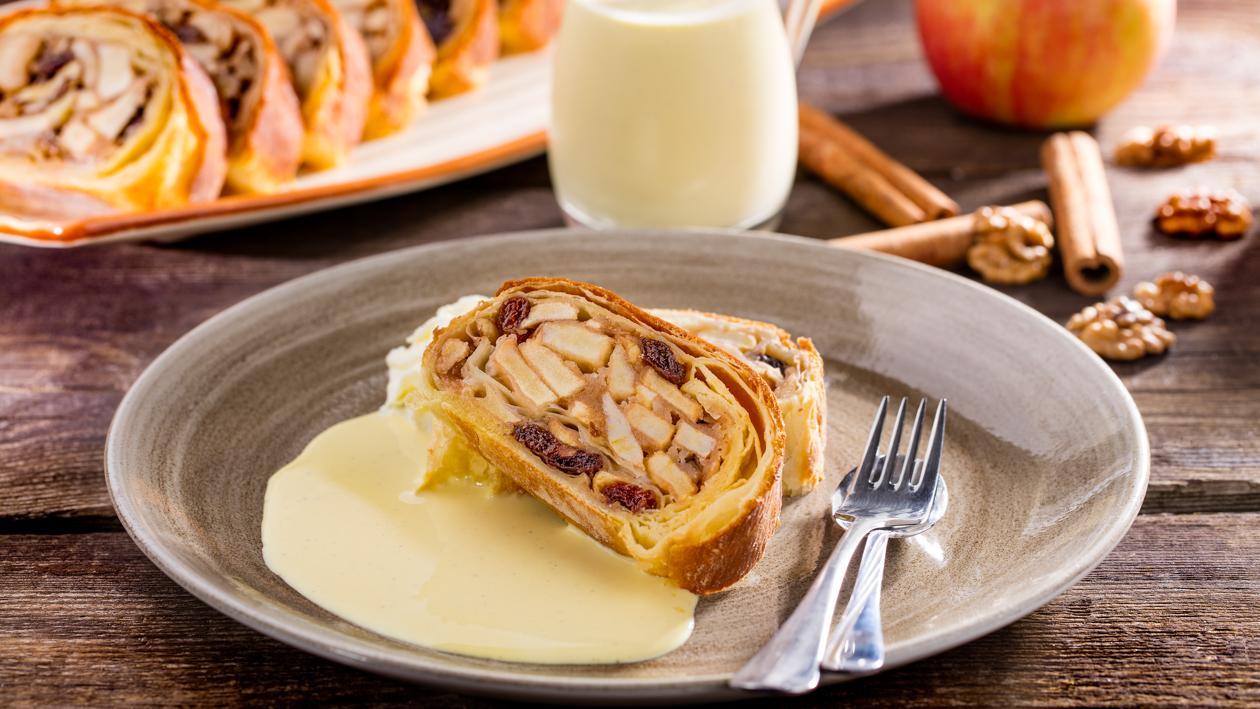 Strudel jabłkowy z sosem waniliowym Strudel jabłkowy z sosem waniliowym
