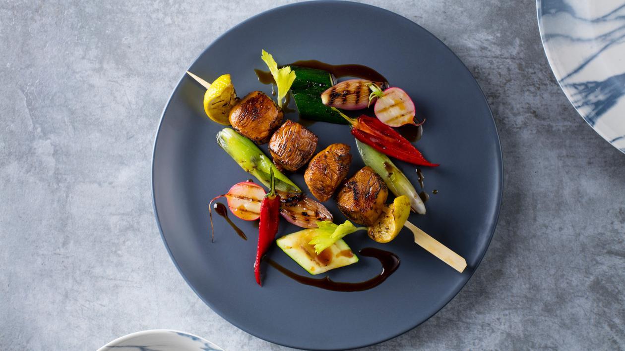 Szaszłyk z kurczaka glazurowany w teriyaki z grillowanymi warzywami Szaszłyk z kurczaka glazurowany w teriyaki z grillowanymi warzywami