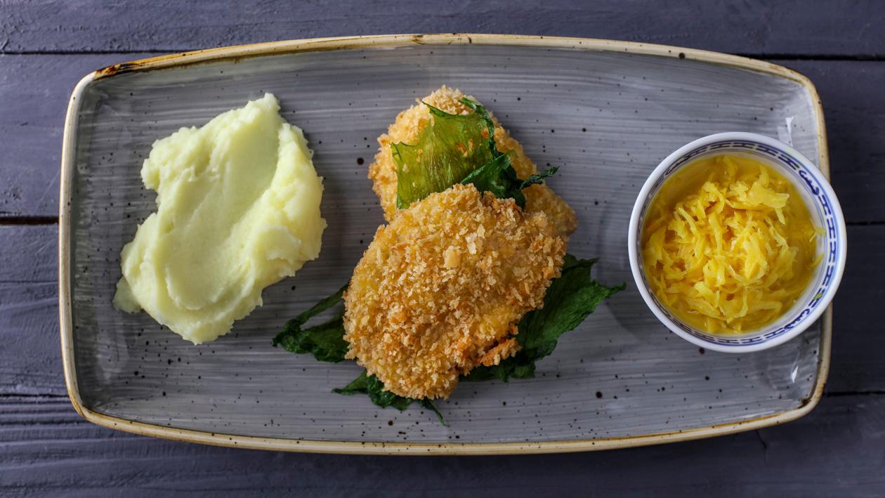 Sznycel wieprzowy z ziemniakami purée i duszoną kapustą z curry Sznycel wieprzowy z ziemniakami purée i duszoną kapustą z curry