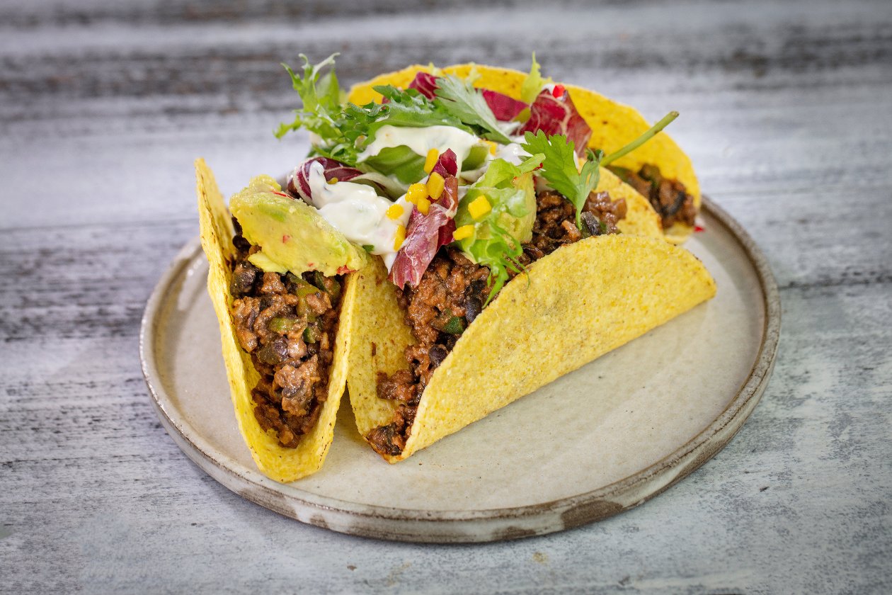 Tacos chili con carne z guacamole i kwaśną salsą Tacos chili con carne z guacamole i kwaśną salsą