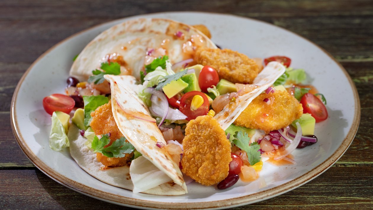 Tacos z wegańskimi nuggetsami, warzywami i ostrą salsą Tacos z wegańskimi nuggetsami, warzywami i ostrą salsą