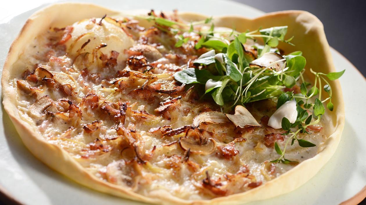 Tarte Flambee z cebulą, boczkiem i pieczarkami Tarte Flambee z cebulą, boczkiem i pieczarkami