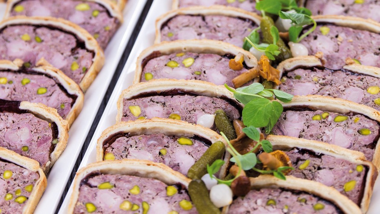 Terrina mięsna w kruchym cieście z galaretką Porto Terrina mięsna w kruchym cieście z galaretką Porto