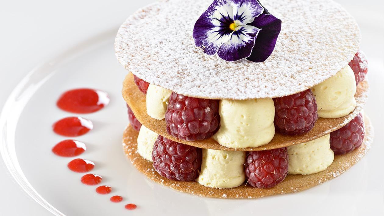 Tiramisu z malinami i ciasteczkami cygaretkowymi Tiramisu z malinami i ciasteczkami cygaretkowymi