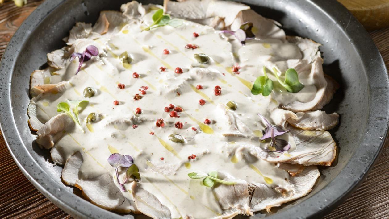 Vitello tonnato - cielęcina z sosem tuńczykowym Vitello tonnato - cielęcina z sosem tuńczykowym