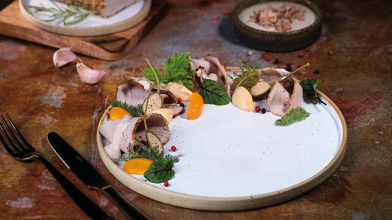 Vitello Tonnato z kremowym sosem tuńczykowo-kaparowym Vitello Tonnato z kremowym sosem tuńczykowo-kaparowym