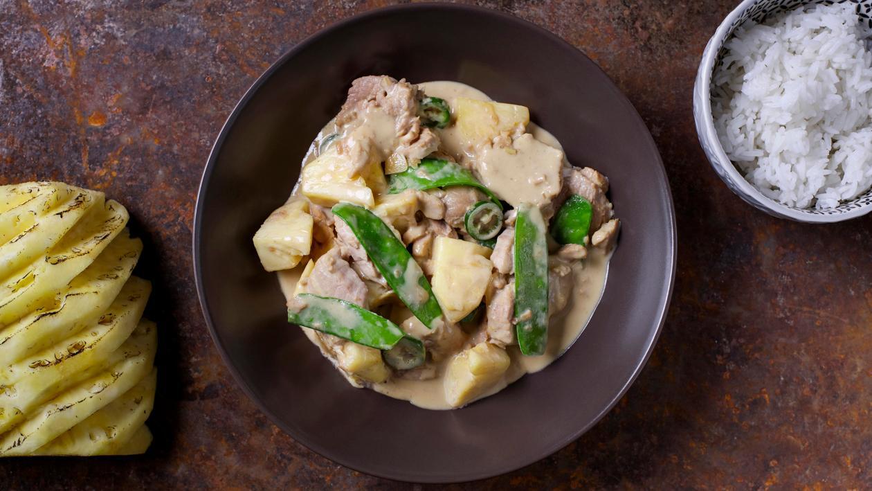Zielone curry z wieprzowiną, ananasem i groszkiem cukrowym Zielone curry z wieprzowiną, ananasem i groszkiem cukrowym