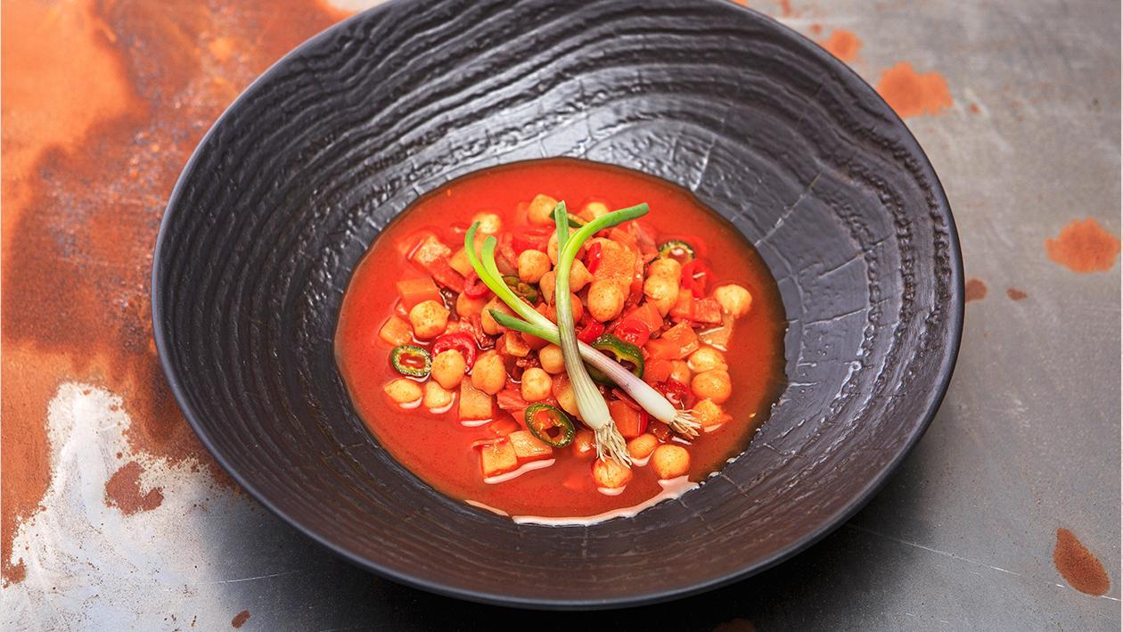 Zupa z kiełbasą chorizo i świeżą kolendrą Zupa z kiełbasą chorizo i świeżą kolendrą