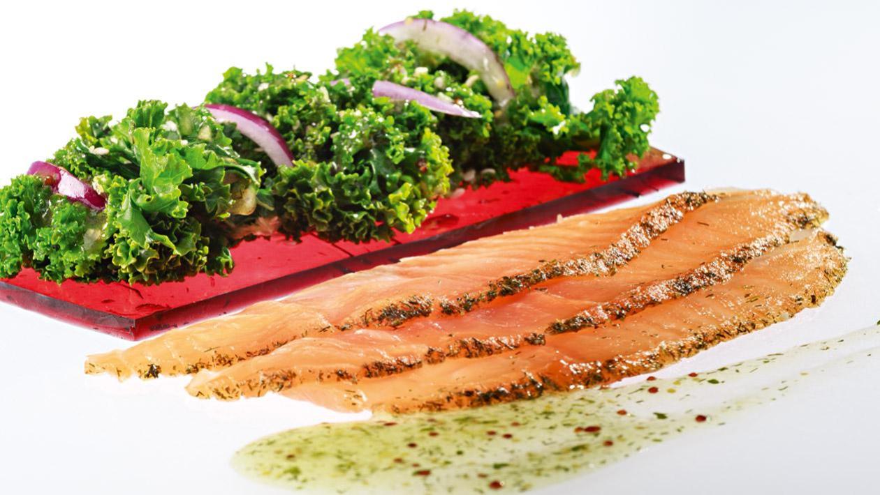 Łosoś Gravlax podany z jarmużem na buraczanej galaretce z sosem miodowo-koperkowym Łosoś Gravlax podany z jarmużem na buraczanej galaretce z sosem miodowo-koperkowym