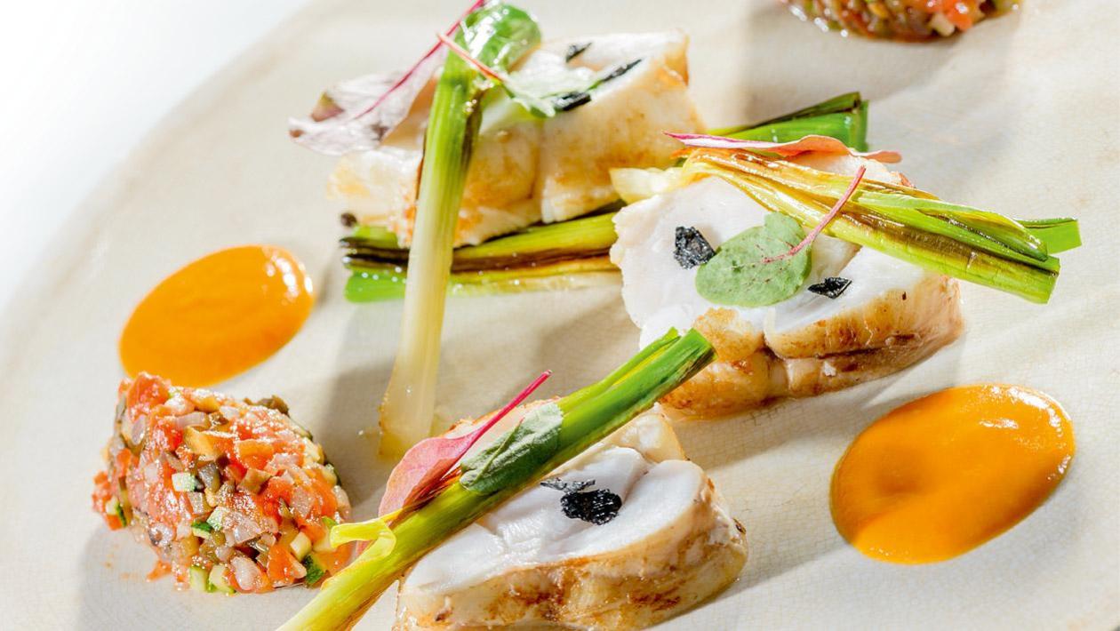Żabnica z sosem ze skorupiaków i pomidorowym quenelles Żabnica z sosem ze skorupiaków i pomidorowym quenelles