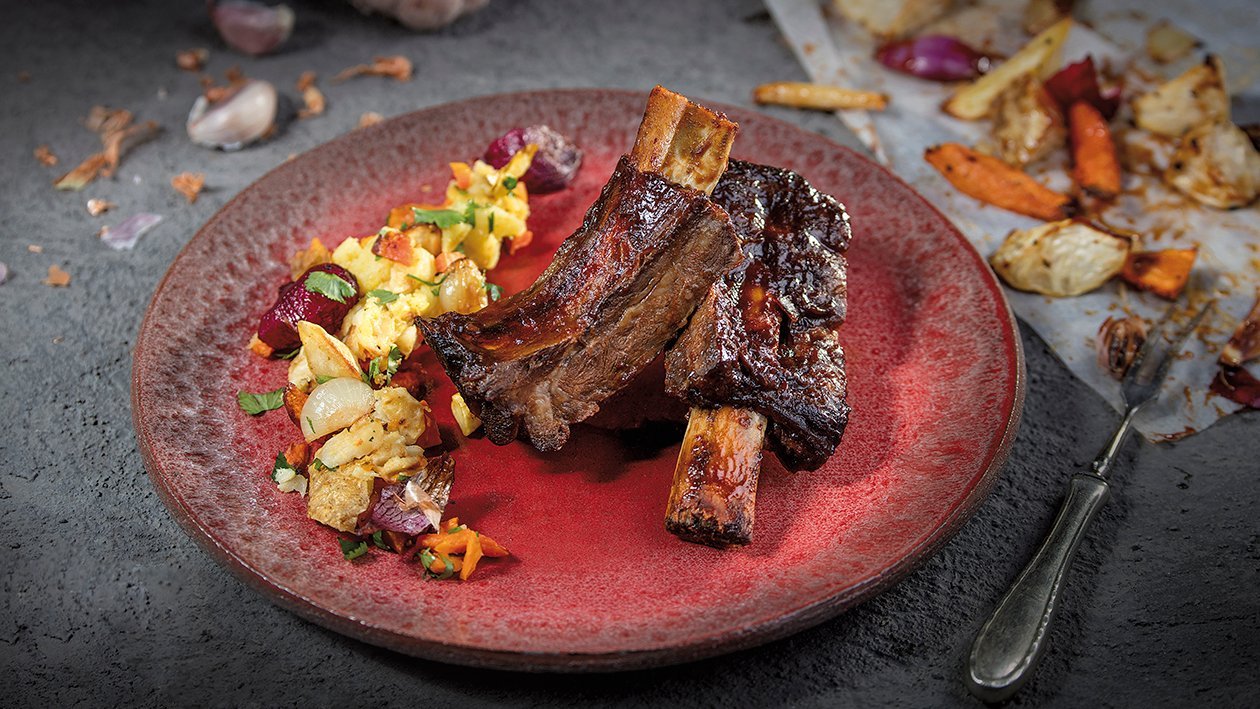 Żeberka wołowe glazurowane w sosie BBQ z warzywami korzeniowymi i kolendrą Żeberka wołowe glazurowane w sosie BBQ z warzywami korzeniowymi i kolendrą