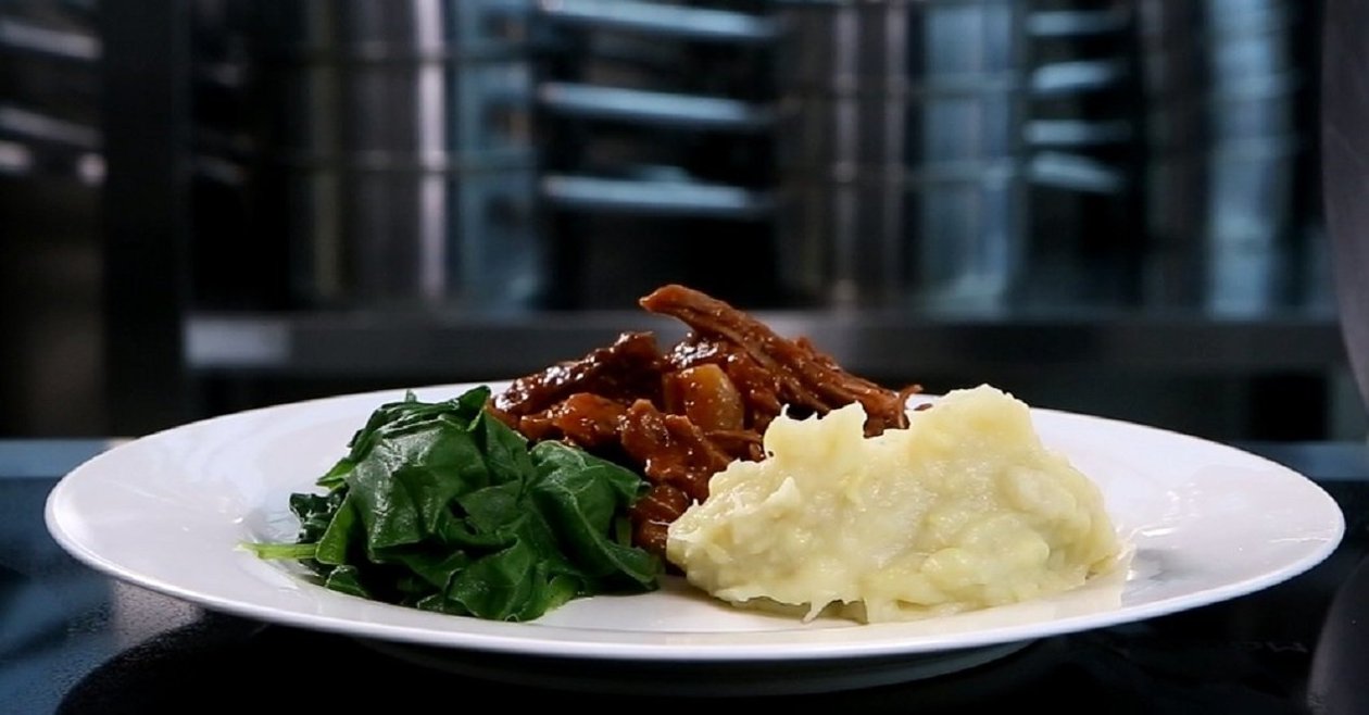 Purê de Banana da Terra com Ragu de Costela Purê de Banana da Terra com Ragu de Costela