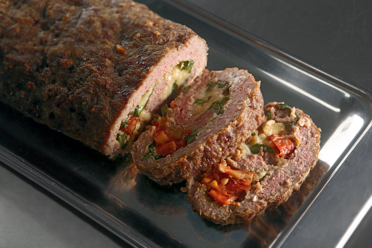 Rocambole de Carne com recheio de Maionese Hellmann’s, tomate seco e rúcula Rocambole de Carne com recheio de Maionese Hellmann’s, tomate seco e rúcula