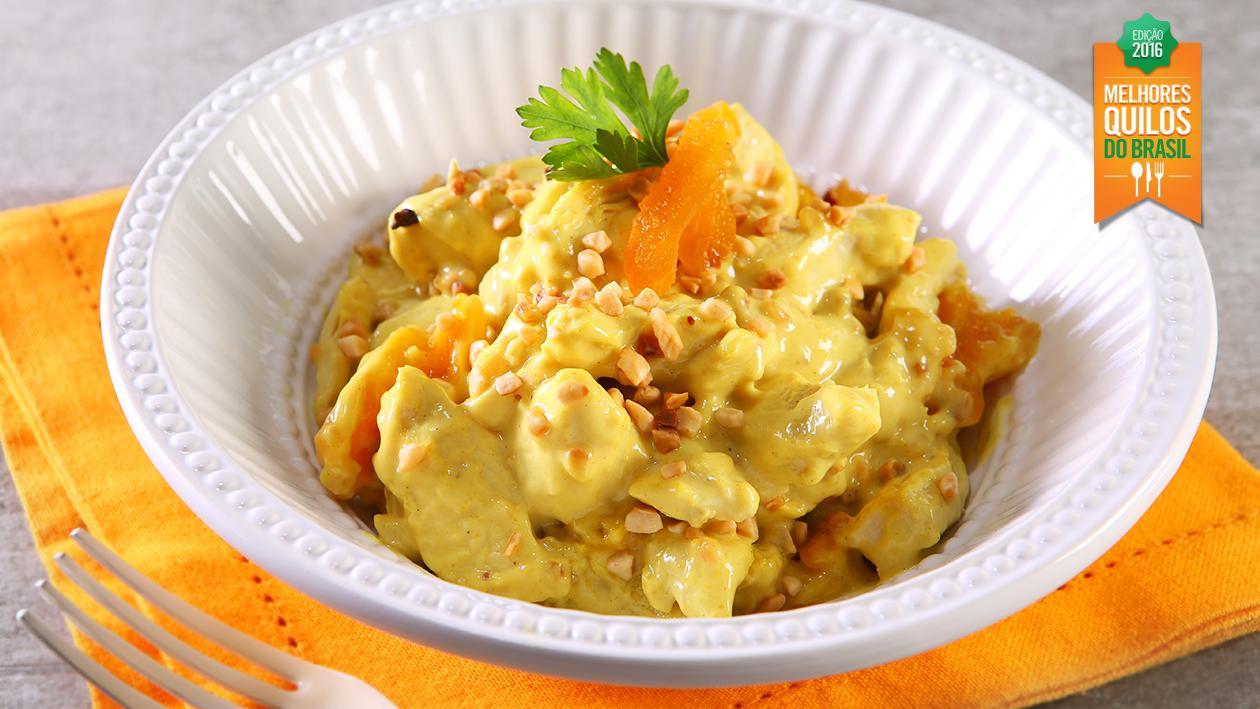 Salada de Frango com Creme de Mostarda, Salsão, Nozes, Damasco e Especiarias Salada de Frango com Creme de Mostarda, Salsão, Nozes, Damasco e Especiarias