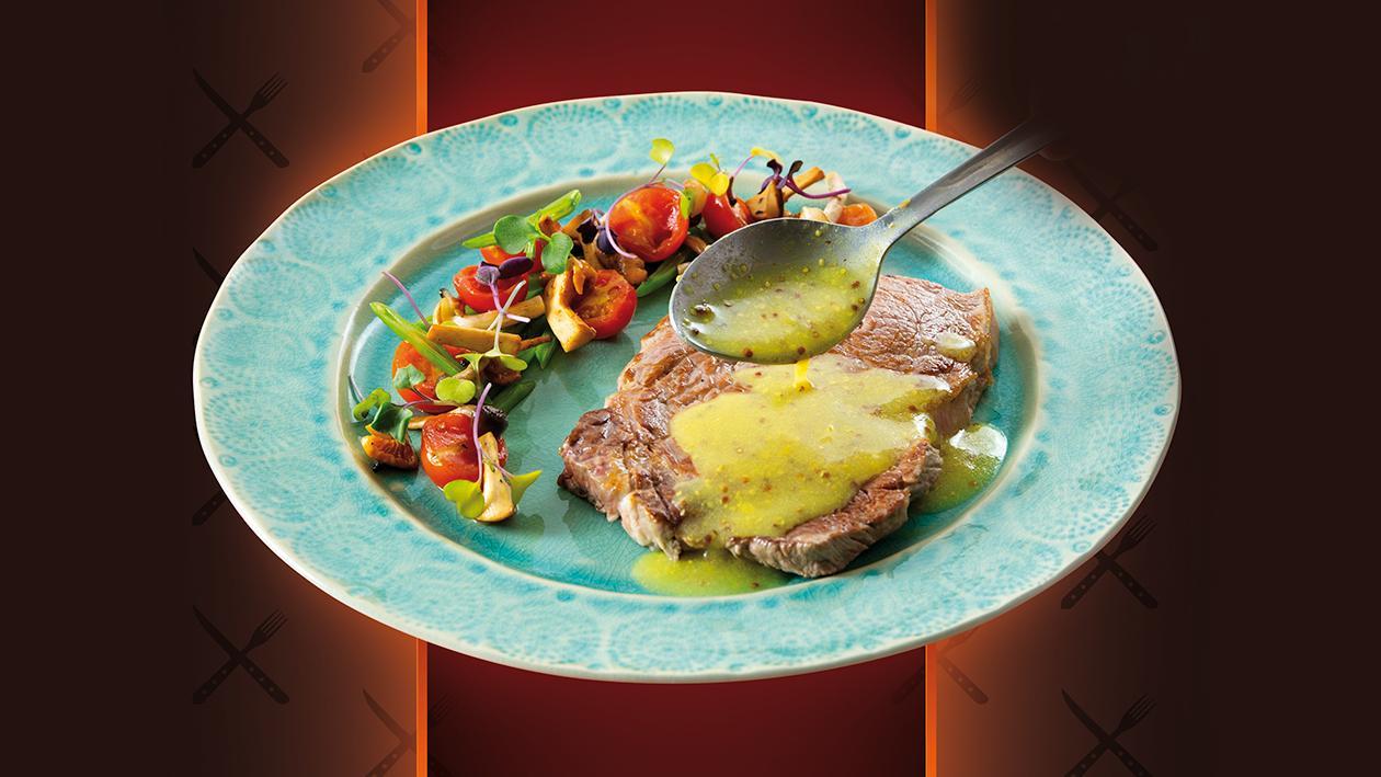 Bife de Vitela com Molho de Mostarda, Cogumelos, Tomate Cherry e Feijão Verde