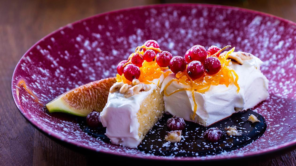 Bolo coberto de Chantilly, figo e chocolate