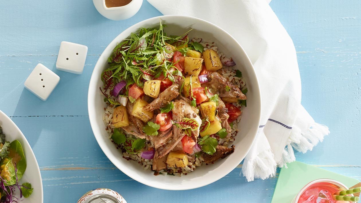 Bowl de arroz selvagem, “frango” vegan e abacaxi