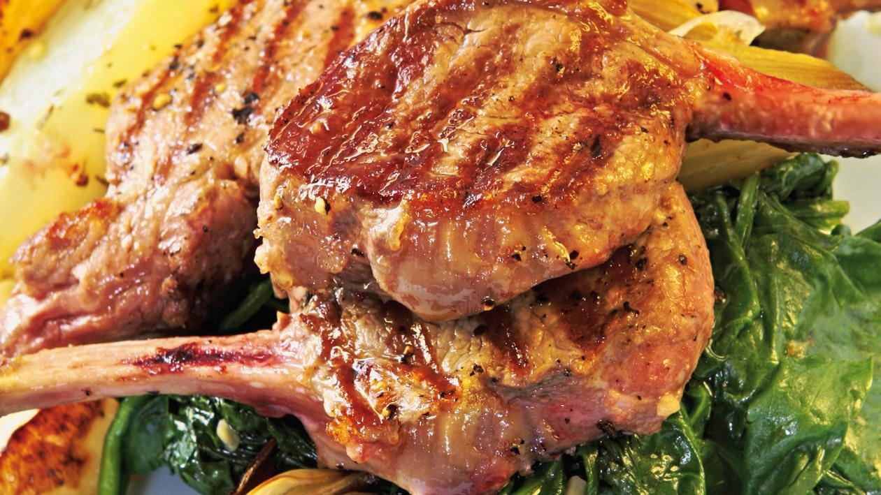 Costeletas de borrego com batata e grelos estufados