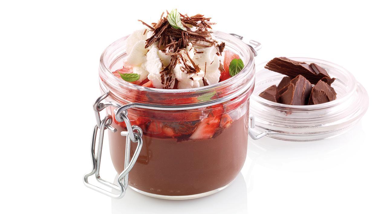 Cremoso de Chocolate com morangos macerados e chantilly