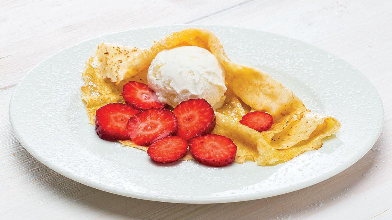 Crepe com gelado de nata e morangos