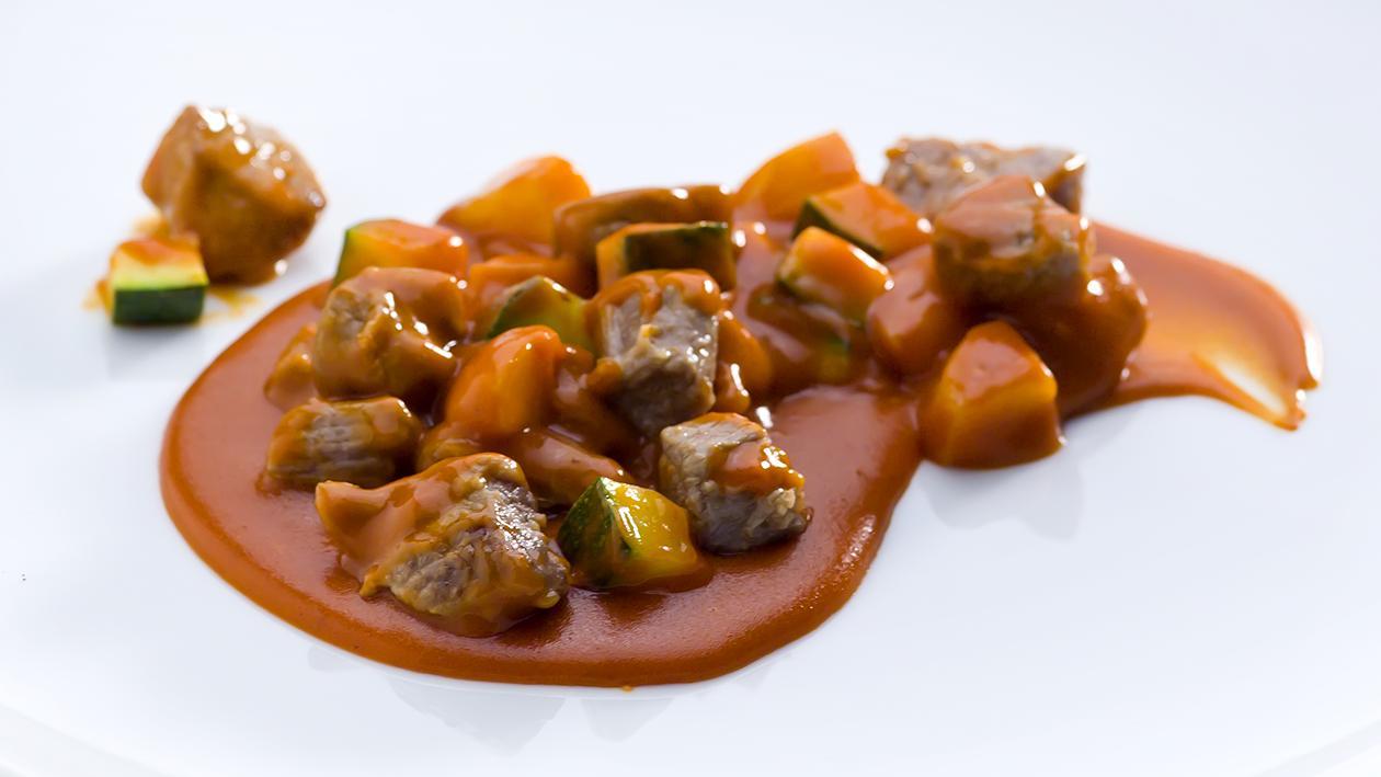 Estufado de Vaca com Legumes da Estação e Molho Cremoso de Tomate