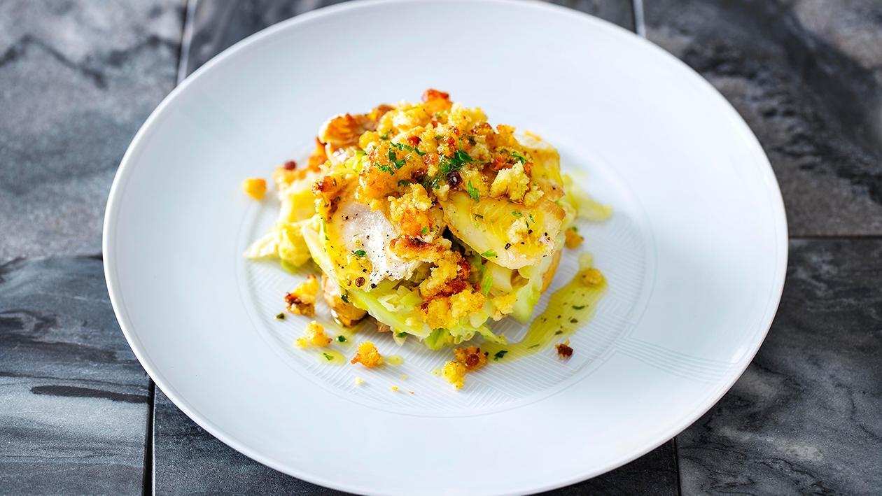 Filetes Gratinados com Broa, Batatinhas Assadas e Couve Salteada