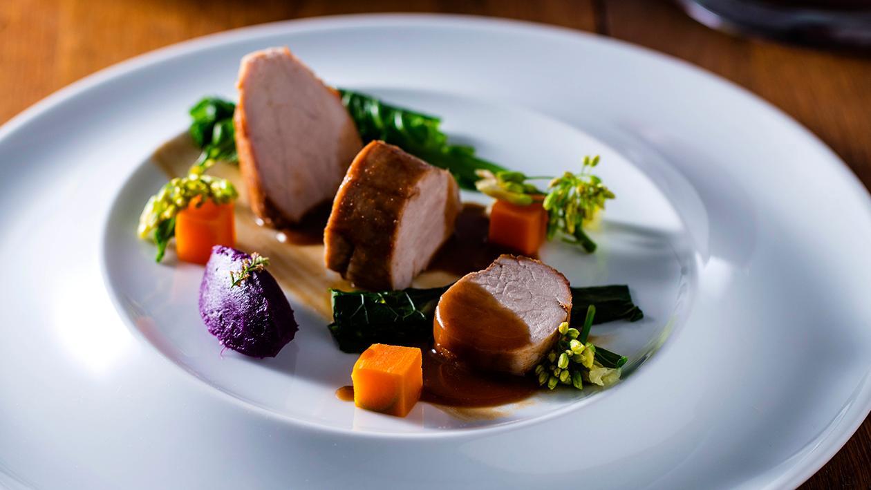 Lombinho de porco, batata doce, legumes e vinho do porto