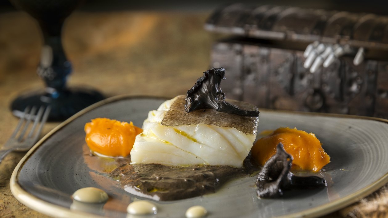 Medalhões de Bacalhau com Falsos Cogumelos Chanterelle, Batata Doce e Alioli de Mel 