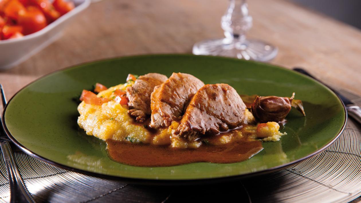 Medalhões de porco com xerem de coentros