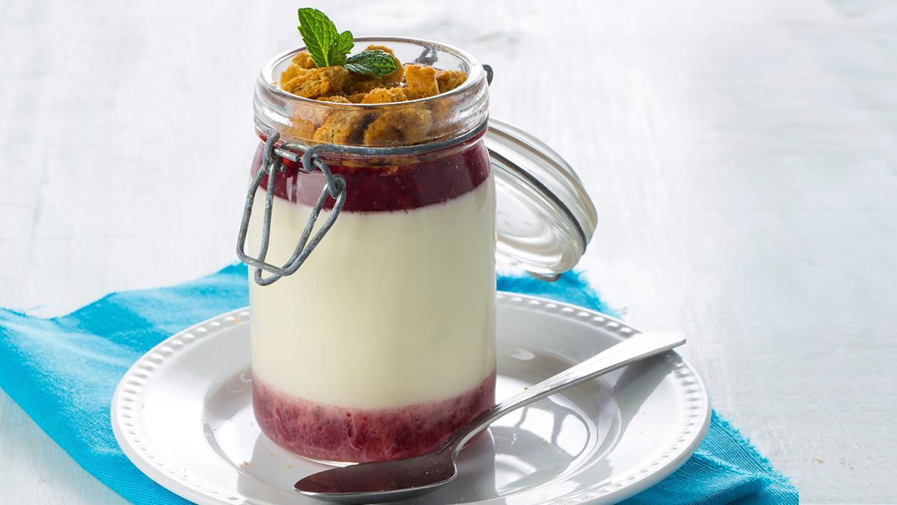 Panna Cotta com Frutos Silvestres e Bolacha