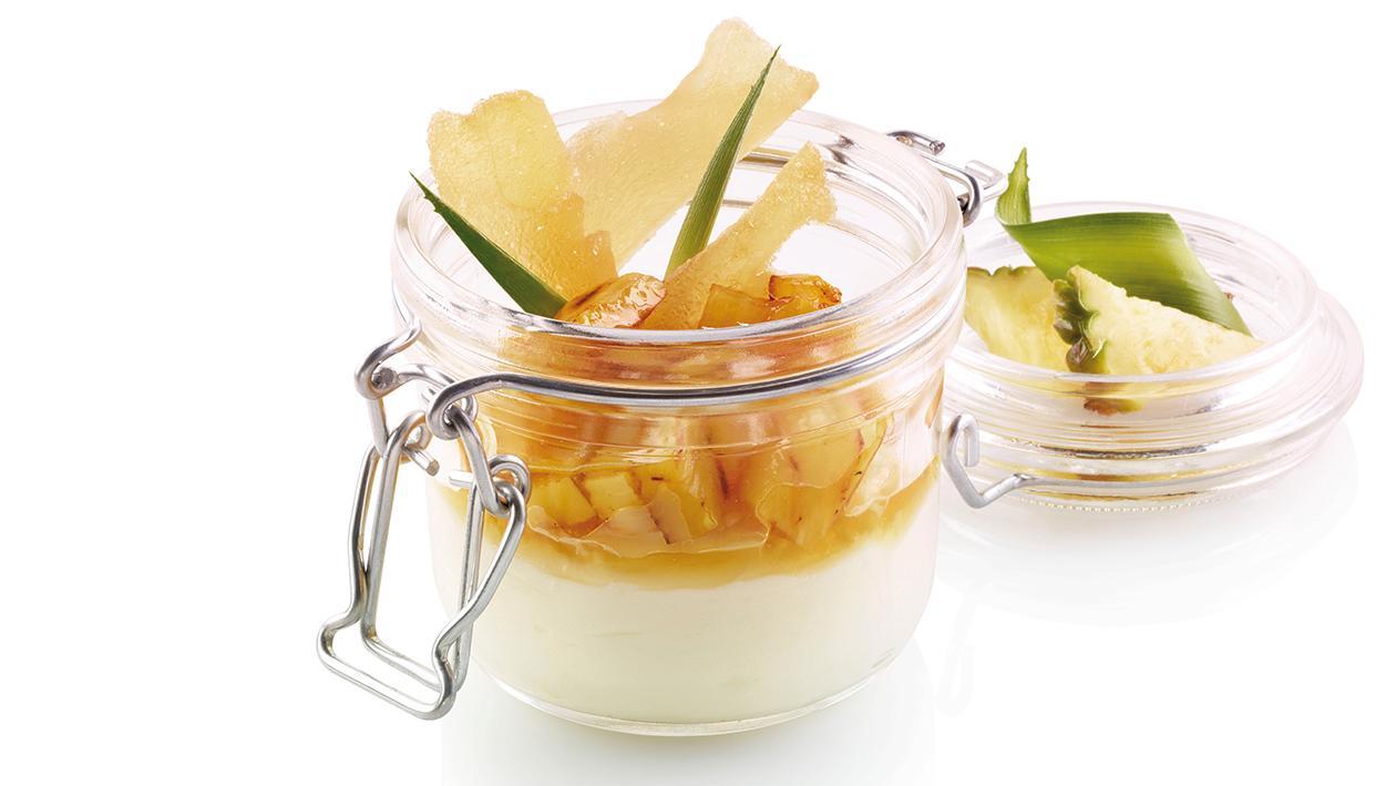 Panna Cotta de Iogurte com salteado de Abacaxi