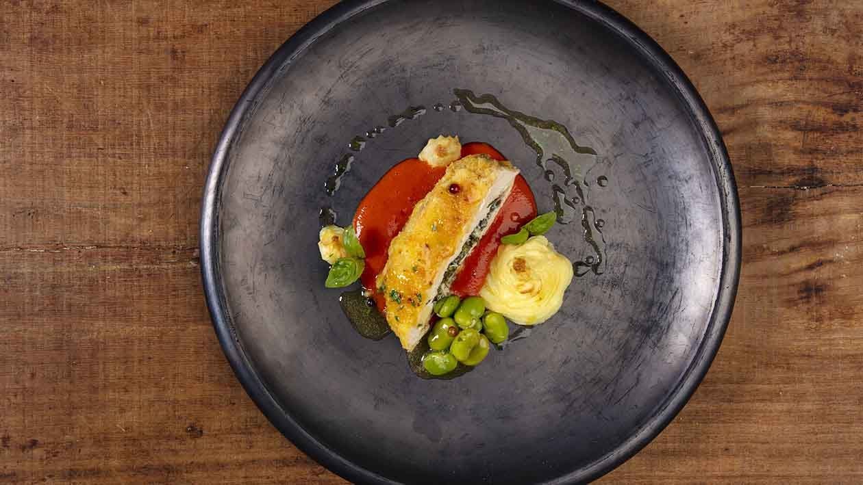 Peito de frango panado e recheado com maionese de manjericão