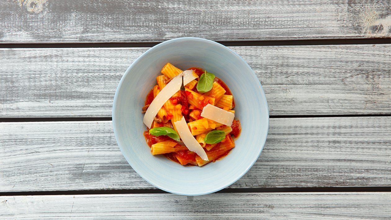 Rigatoni com Molho de Tomate e Anchovas