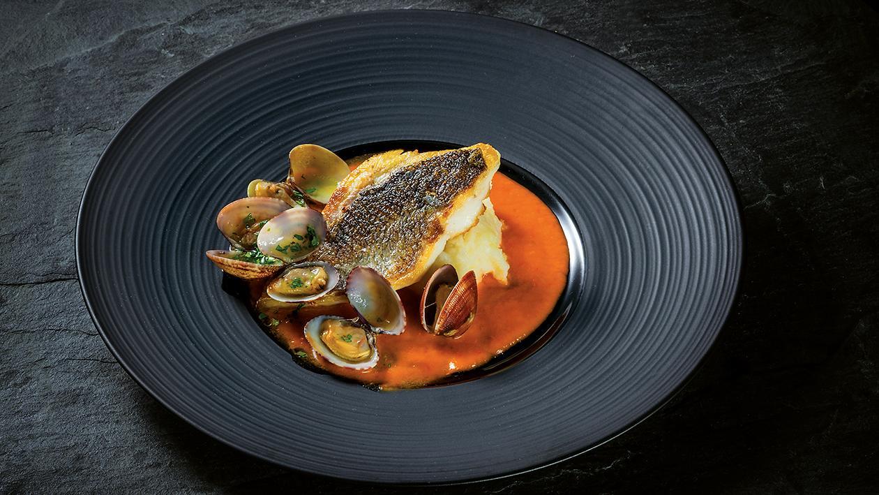 Robalo braseado em molho de caldeirada com Caril Vermelho