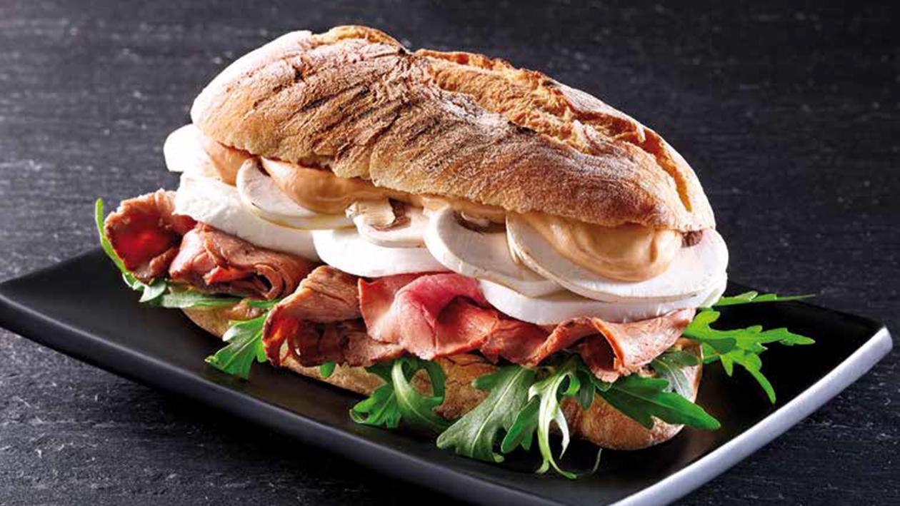 Sanduíche de rosbife, mozarela e rúcula