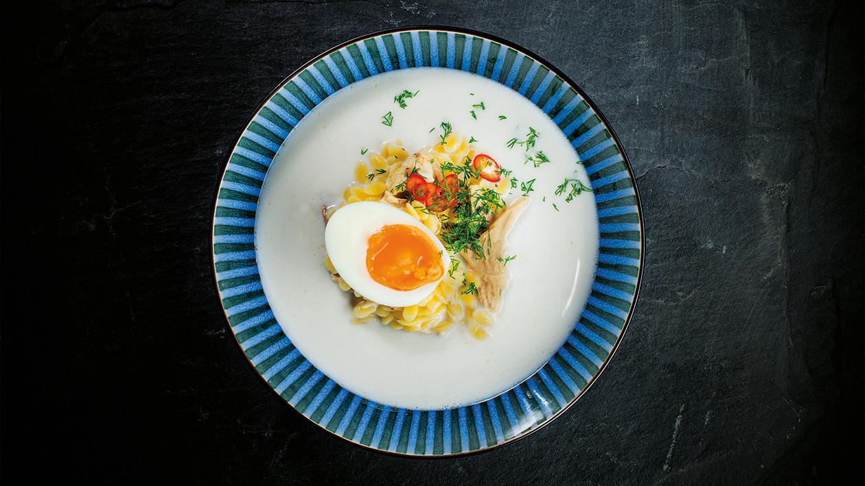 Sopa Asiática com leite de cocô e frango