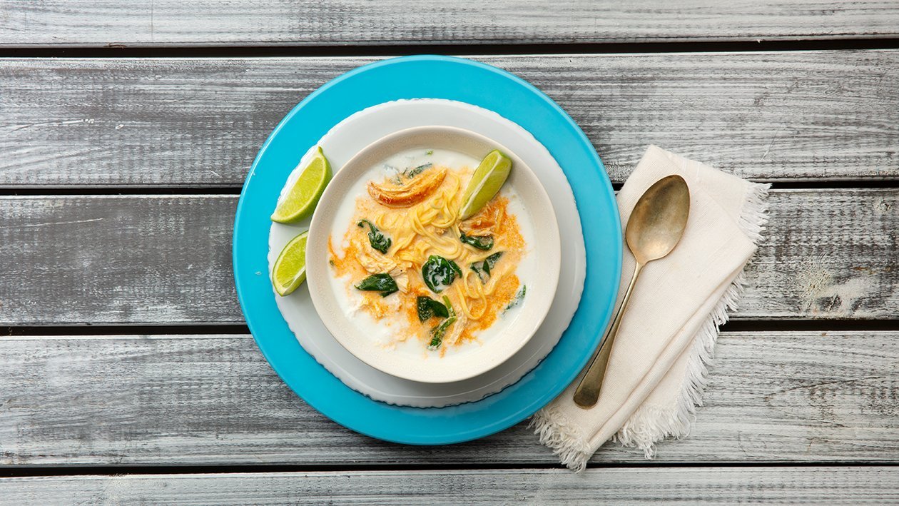 Sopa de leite de côco, frango e noodles asiáticos