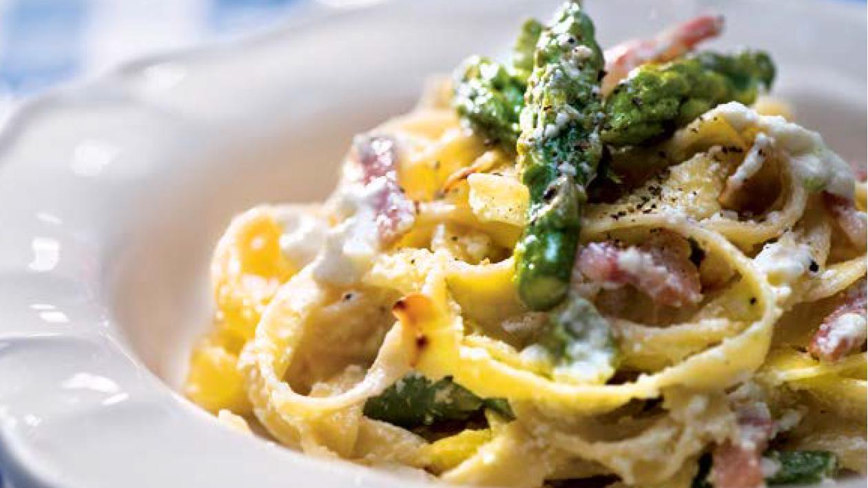 Taglietelle com Espargos Verdes, Bacon e Molho de Requeijão