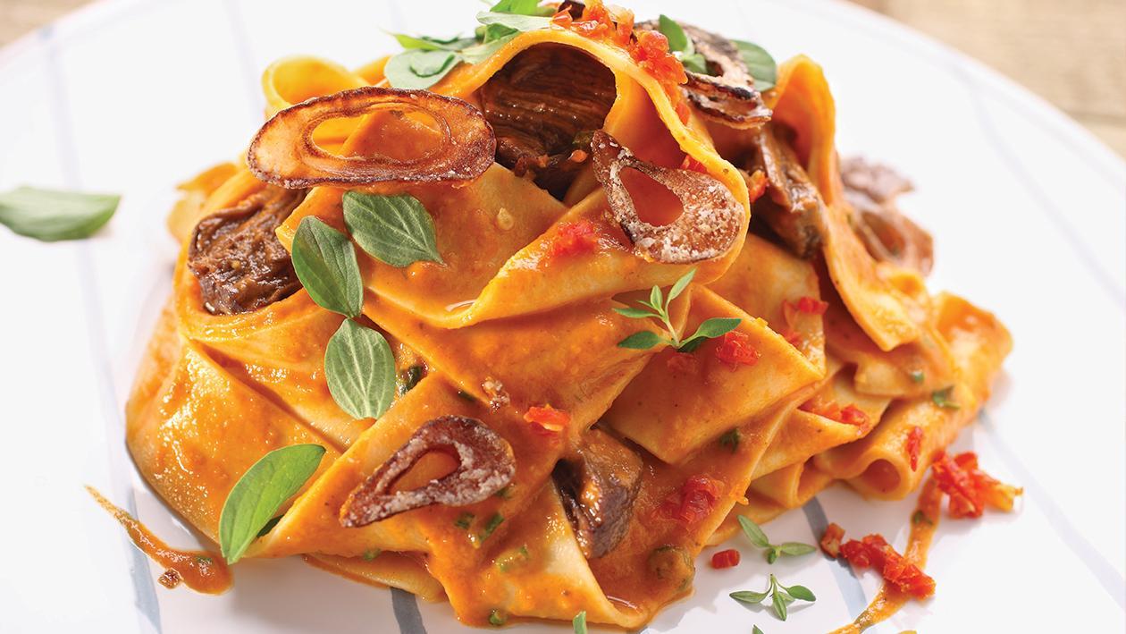 Talharim Salteado com Molho de Tomate, Carne e Mostarda 