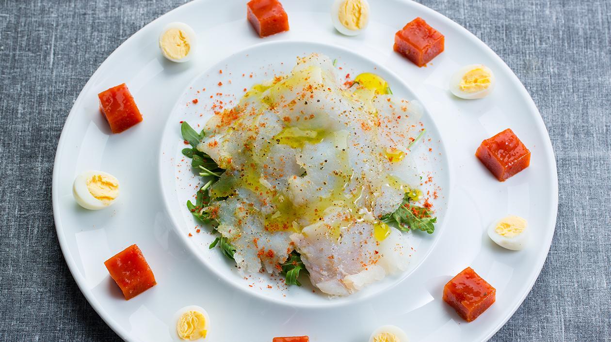 Transparência de bacalhau e salada de rúcula